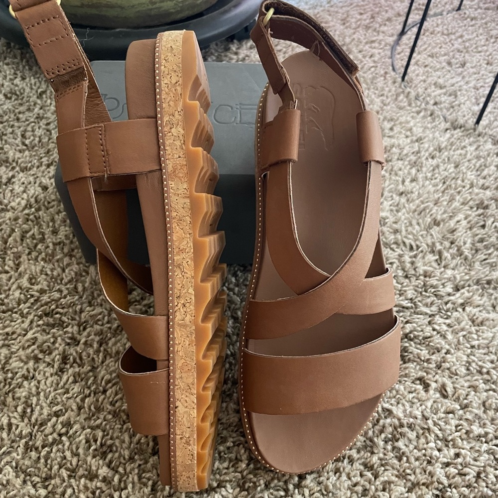 Super cute sorel platform sandals!